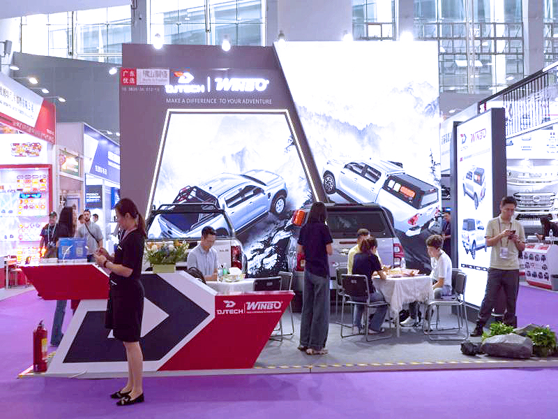 廣交會攤位設計搭建現場效果圖片-東箭科技展台商務洽談與產品交流場景