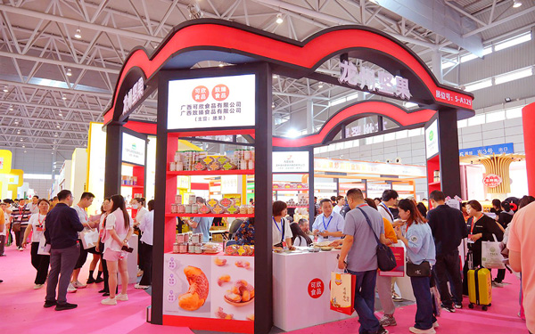 在展會設計中，如何確保展架擺放不阻礙觀眾視線？