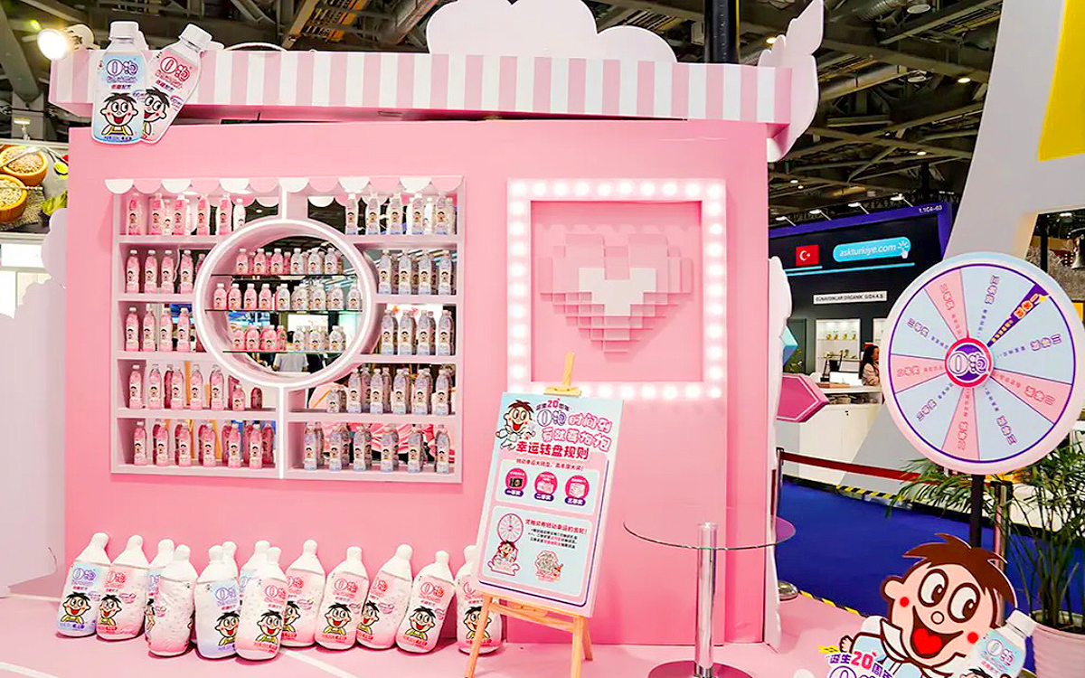 旺旺O泡的上海進博會展台用色彩區分功能區